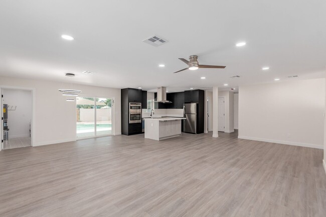 Building Photo - Completely remodeled home in Tempe with sp...