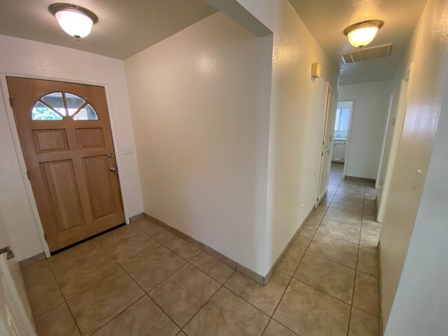 Building Photo - SW Visalia Home coming soon!