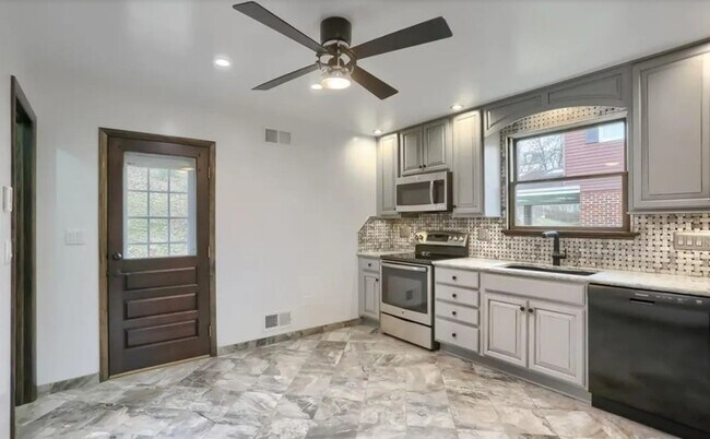 Foto del edificio - Nicely Renovated 2 Bedroom/2  Bath in Bon ...