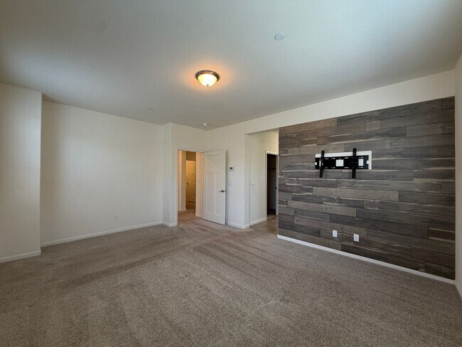 Foto del edificio - Beautiful 4 Bedroom  home in Fantastic Location