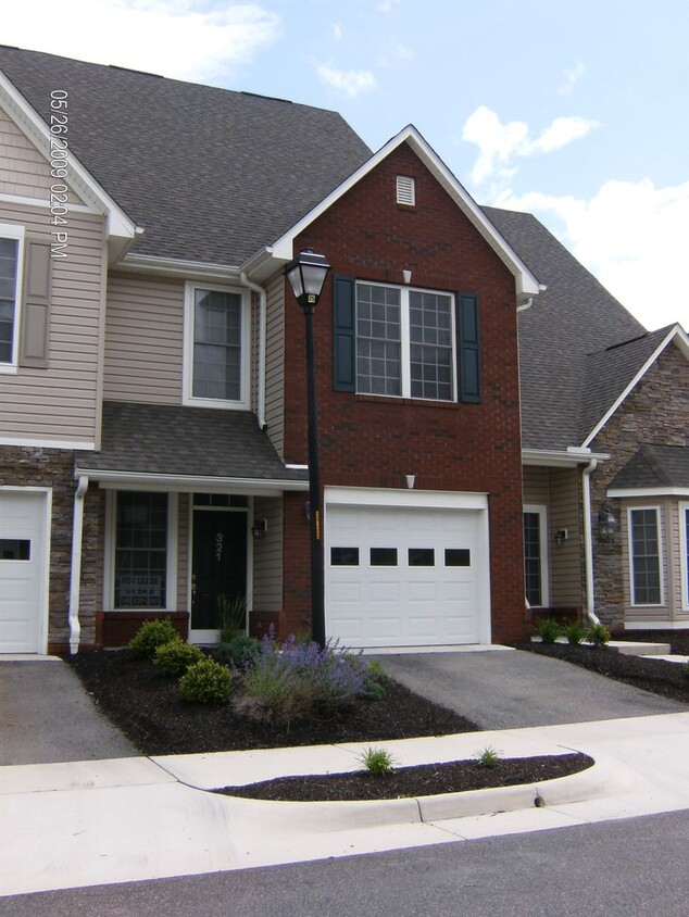 3 Bedroom 2.5 Bath Townhouse with 1 Car Ga... - 3 Bedroom 2.5 Bath Townhouse with 1 Car Ga...