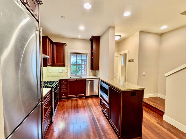 Building Photo - Luxury Townhome in Lake Oswego’s Coveted First Addition | Garage Included!
