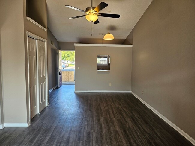 Foto del edificio - $1150 - 2/2 - Jefferson Square has received a new fresh look.