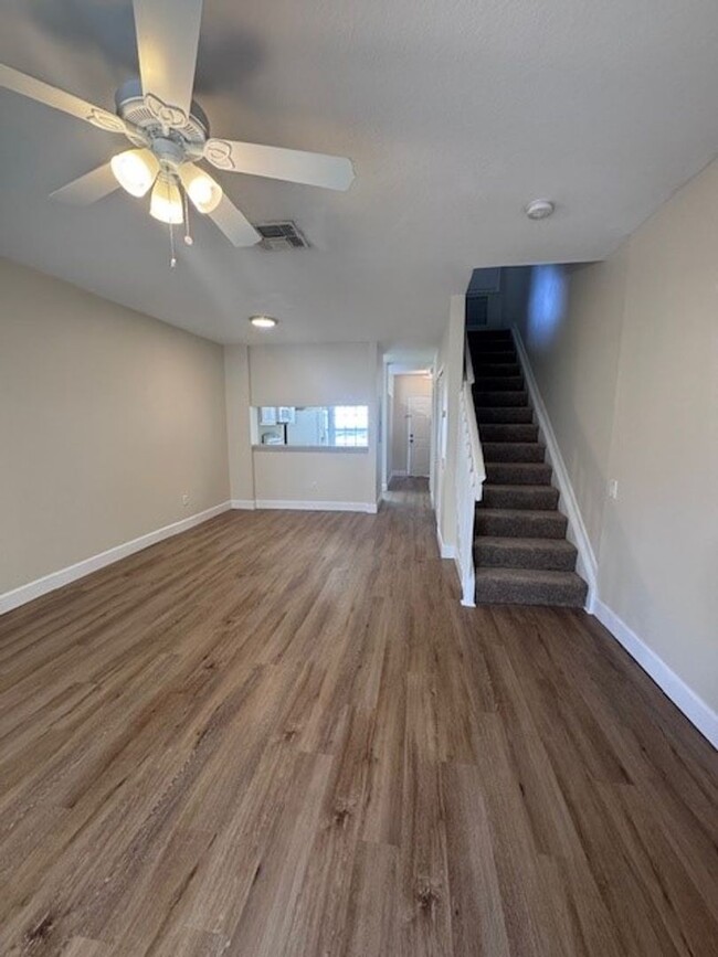 Building Photo - 2bed/1.5 bath, 2-story townhome, in cute, ...