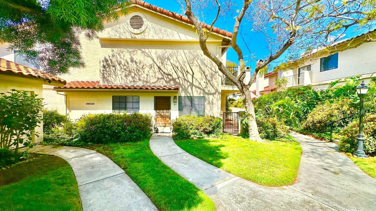 Primary Photo - Beautiful, End Unit Condo, in the Very Des...