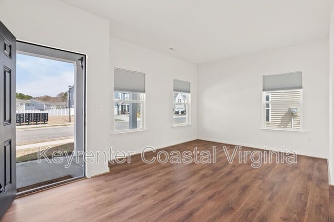 Building Photo - 305 Tarn Ct