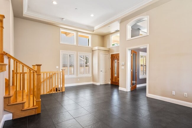 Building Photo - Spacious detached townhome available in So...