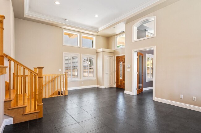 Foto del edificio - Spacious detached townhome available in So...