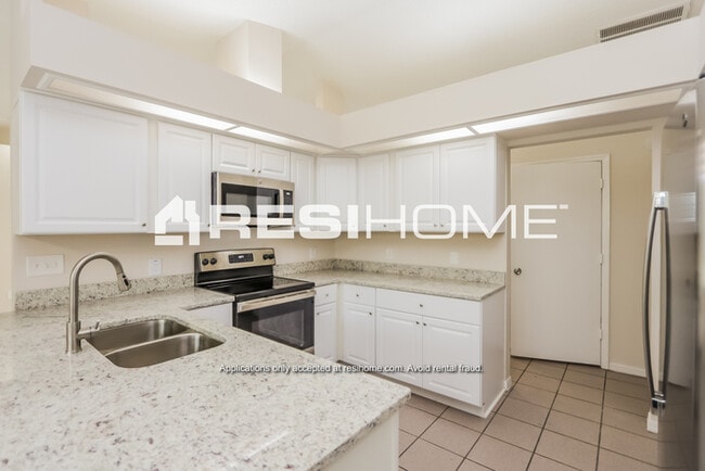 Building Photo - 8000 Glenridge Loop W