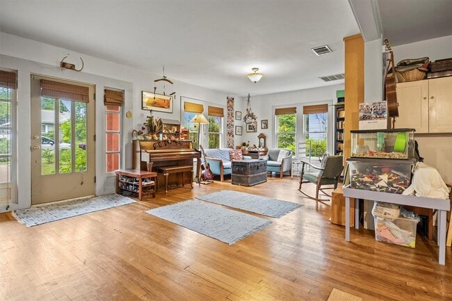 Building Photo - 508 E 38th 1/2 St