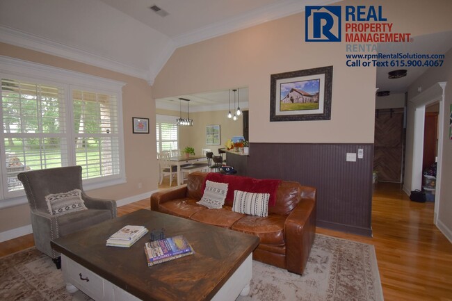 Foto del edificio - Wonderful 4 bed, 3 bath home, Triple Black...