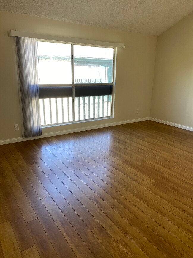 Foto del edificio - 1247 N June St