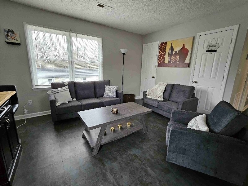Foto principal - 810-810 E Bragg St