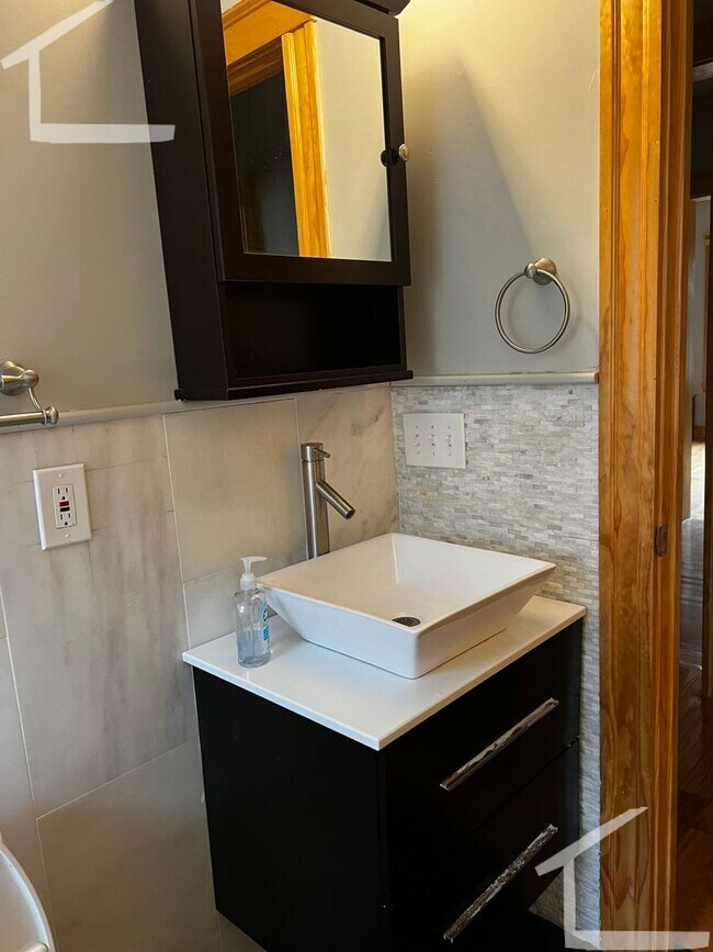 Foto del edificio - Charming 6 Bedroom Duplex