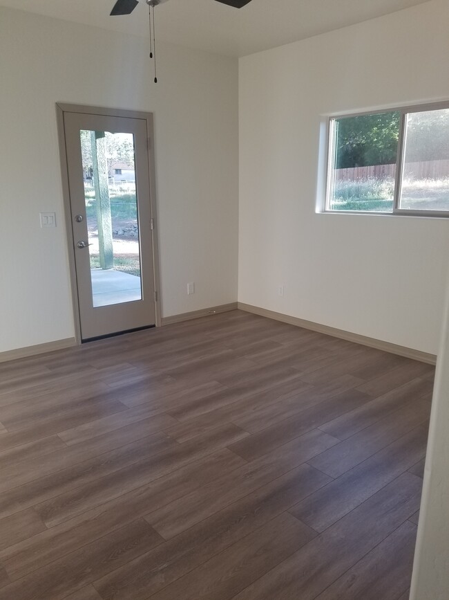 Master bedroom with door to the backyard - 5180 N Roadrunner Dr