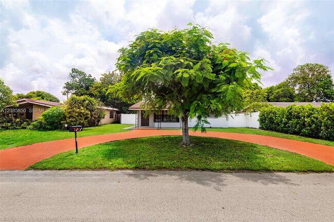 Building Photo - 2631 Alcazar Dr