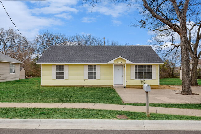 Building Photo - 608 Uland St