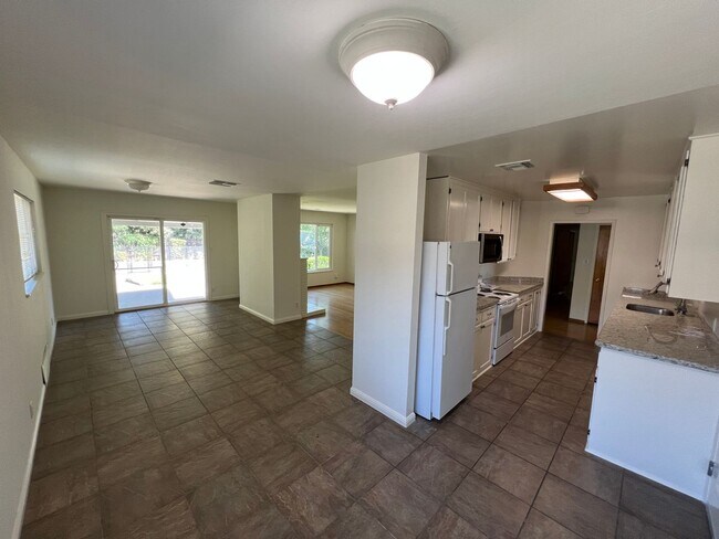 Foto del edificio - Charming Neighborhood in Carmichael with b...