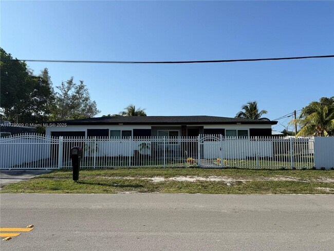 Building Photo - 1040 SW 30th Ave