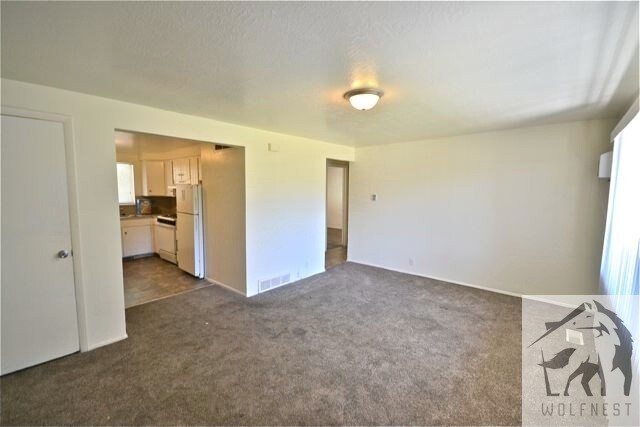 Building Photo - 2000 7800