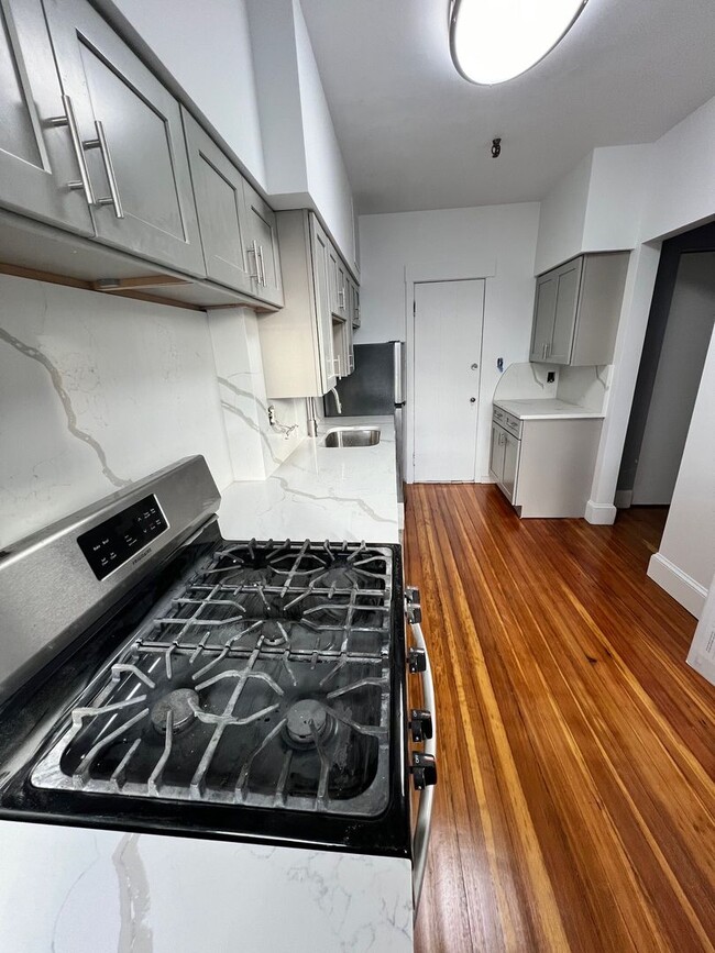 Building Photo - Newly renovated three bedroom on Commonwea...