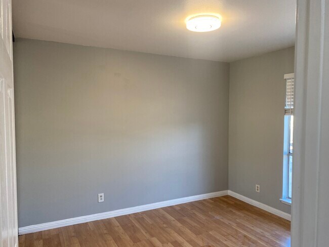 Building Photo - 5557 Roundtree Terrace