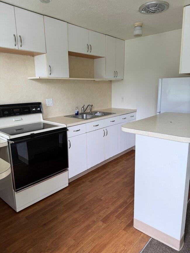 Building Photo - 100 Logan Ave S