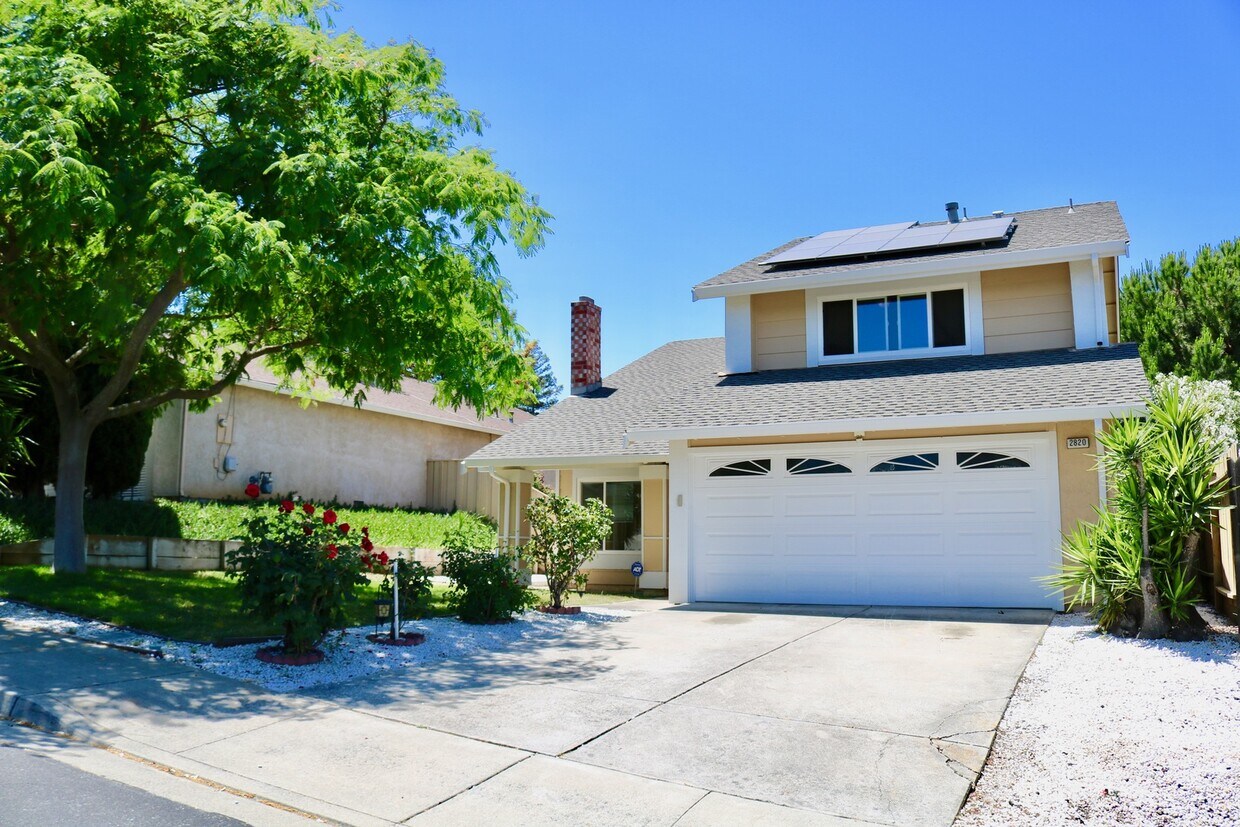 Foto principal - SOLAR POWERED 3 Bedroom 2 bath with large ...