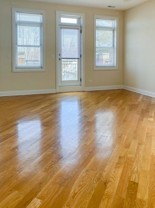 Foto del edificio - 2334 N Greenview Ave