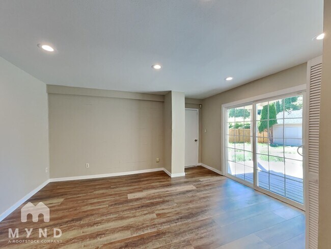 Foto del edificio - 572 Orcas Ave NE