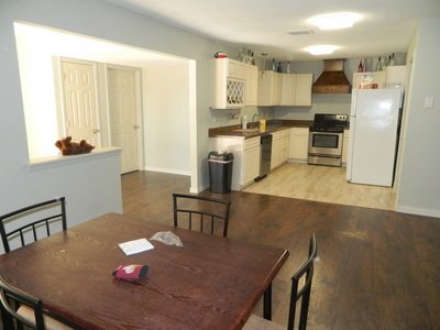 Foto del edificio - Modern and updated 4 bedroom 3 bath Walk t...