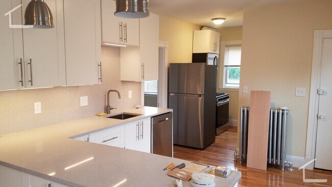Foto del edificio - Spacious & Updated 3BR in Brighton!!