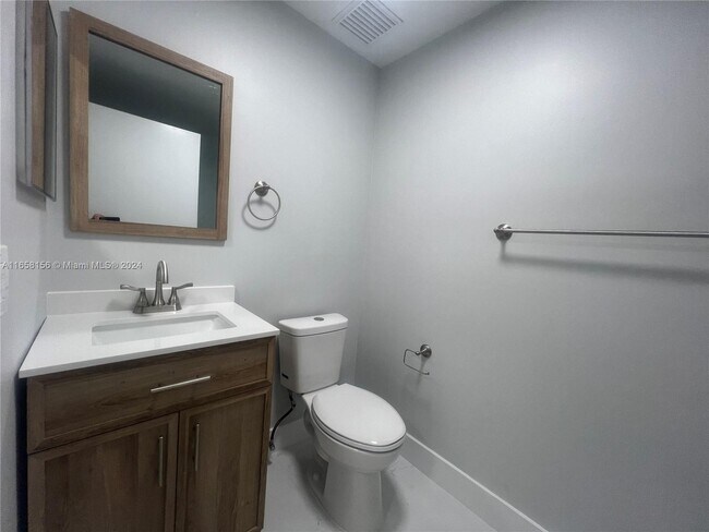 Building Photo - 6960 SW 39th St