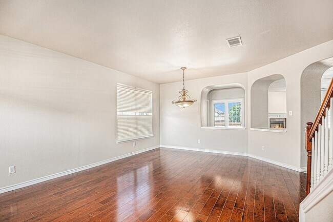 Building Photo - 605 Port Royale Way