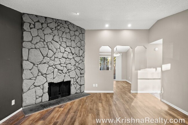 Building Photo - Lovely 2 BD* 1.0 BA* Duplex **RENOVATED in...