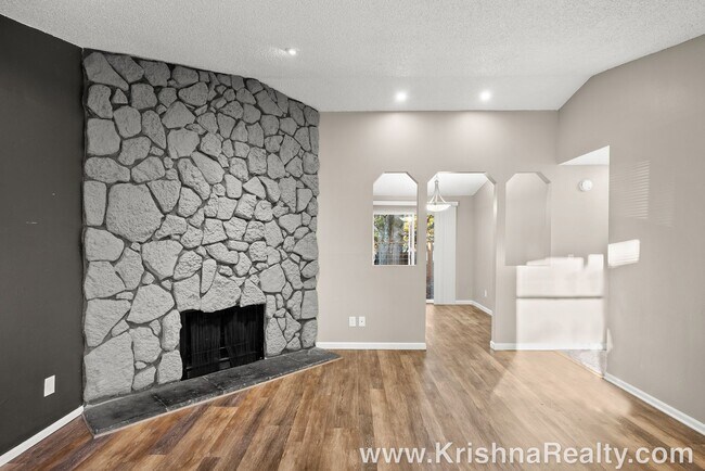 Foto del edificio - Lovely 2 BD* 1.0 BA* Duplex **RENOVATED in...