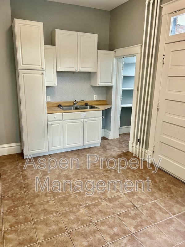 Building Photo - 1626 Dodge St