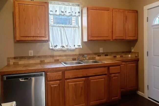 Foto del edificio - 231 N Elm St