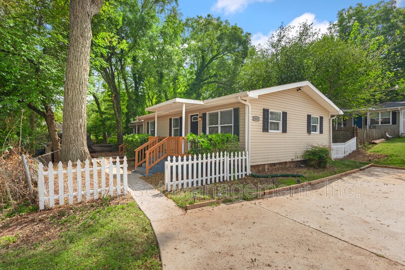 Foto principal - 2051 College Ave NE