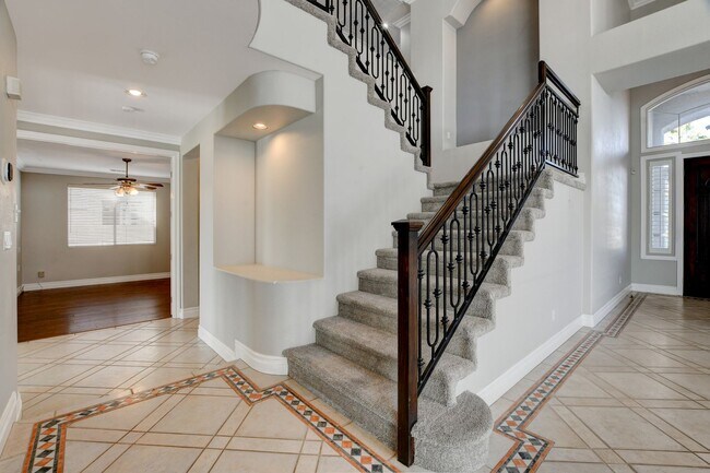 Building Photo - Guard-Gated Golf Course Living on the 14th Green!