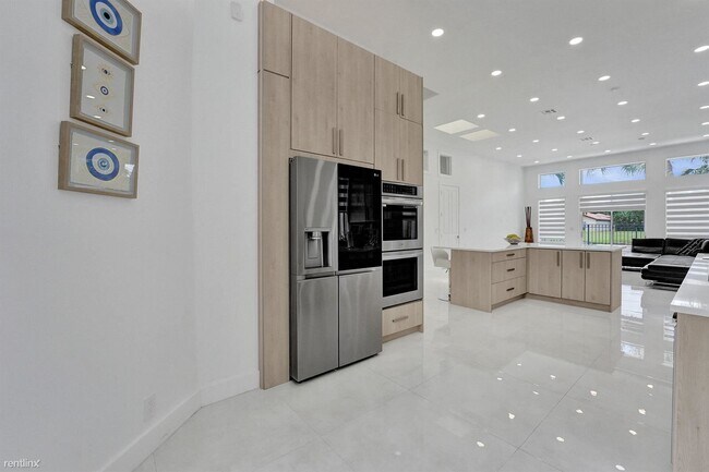 Foto del edificio - 3 br, 2.5 bath House - 6334 NW 24th St