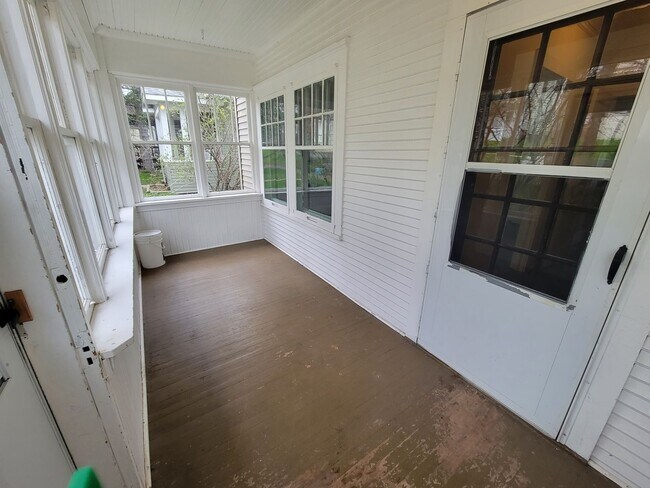 Foto del edificio - AVAILABLE JUNE 1ST -  Huge 6 Bed 2.5 Bath Home Close to campus!