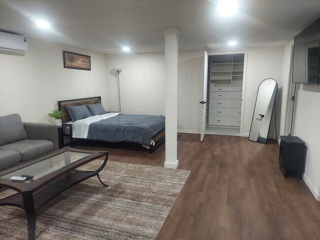 Foto del edificio - 5765 Penfield Pl