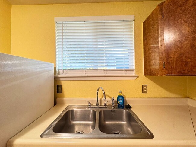 Foto del edificio - 2148 Primrose Dr