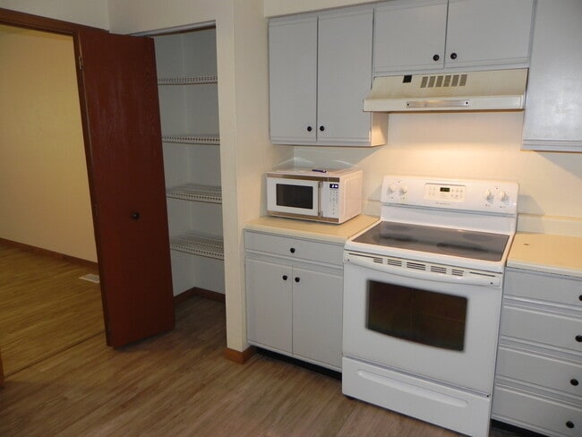 Building Photo - 6008 Red Oak Dr
