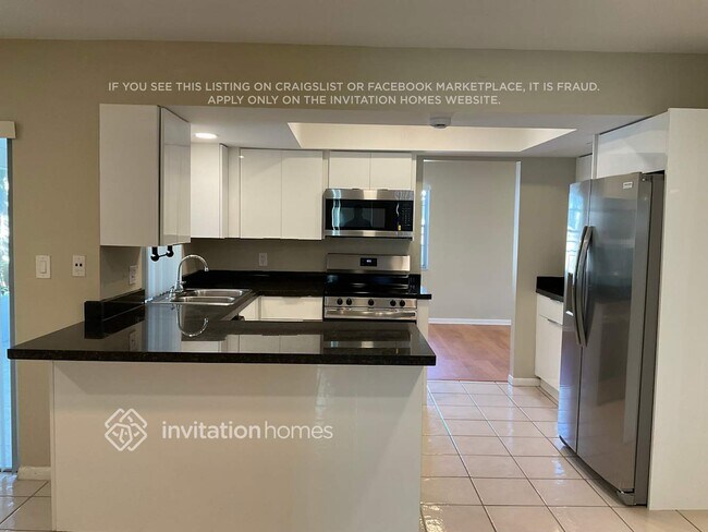 Foto del edificio - 6590 Hollandaire Dr W