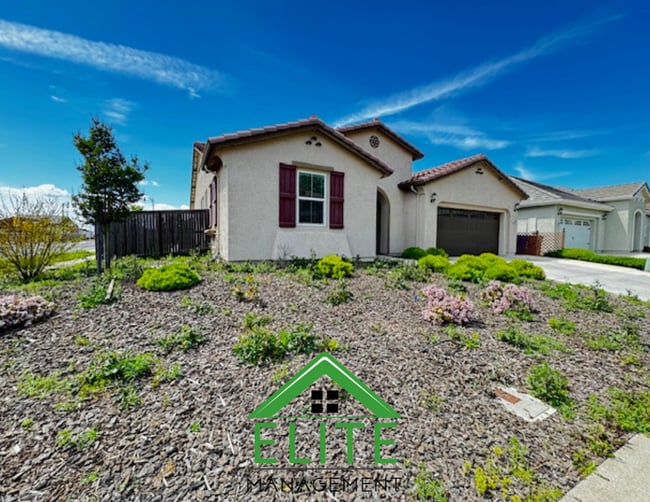 Building Photo - **UNIQUE 3 BEDROOM, 3 FULL BATHROOMS HOUSE...