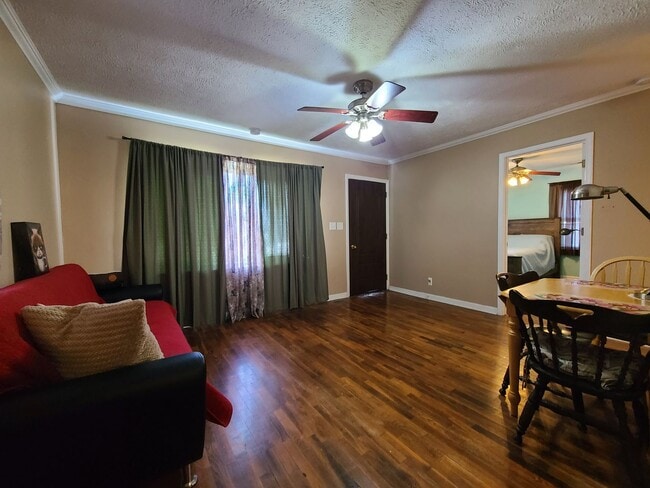 Building Photo - Furnished 2-bedroom, 1-bathroom House in S...