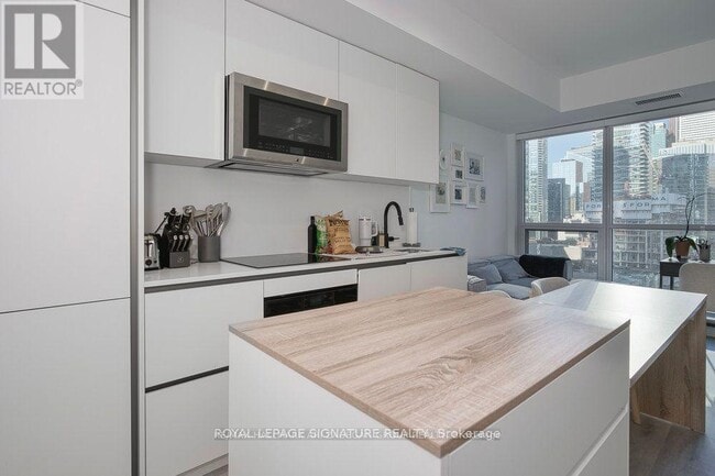 Building Photo - 327 King St W