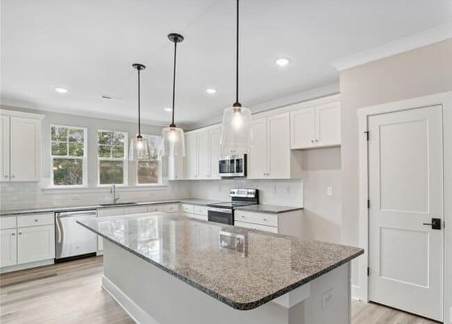 Foto del edificio - Completely NEW! 3BR w/ 2-Car Garage + Balcony